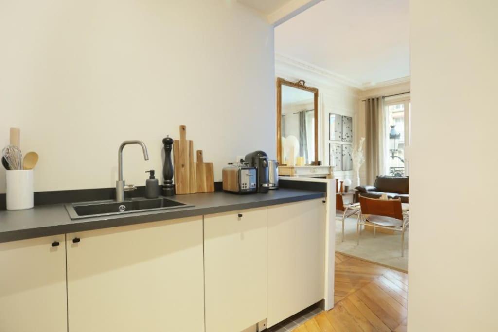 Louvre Apartment *